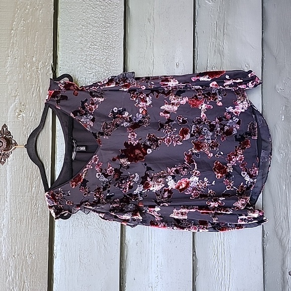 White House Black Market Top - Picture 2 of 7